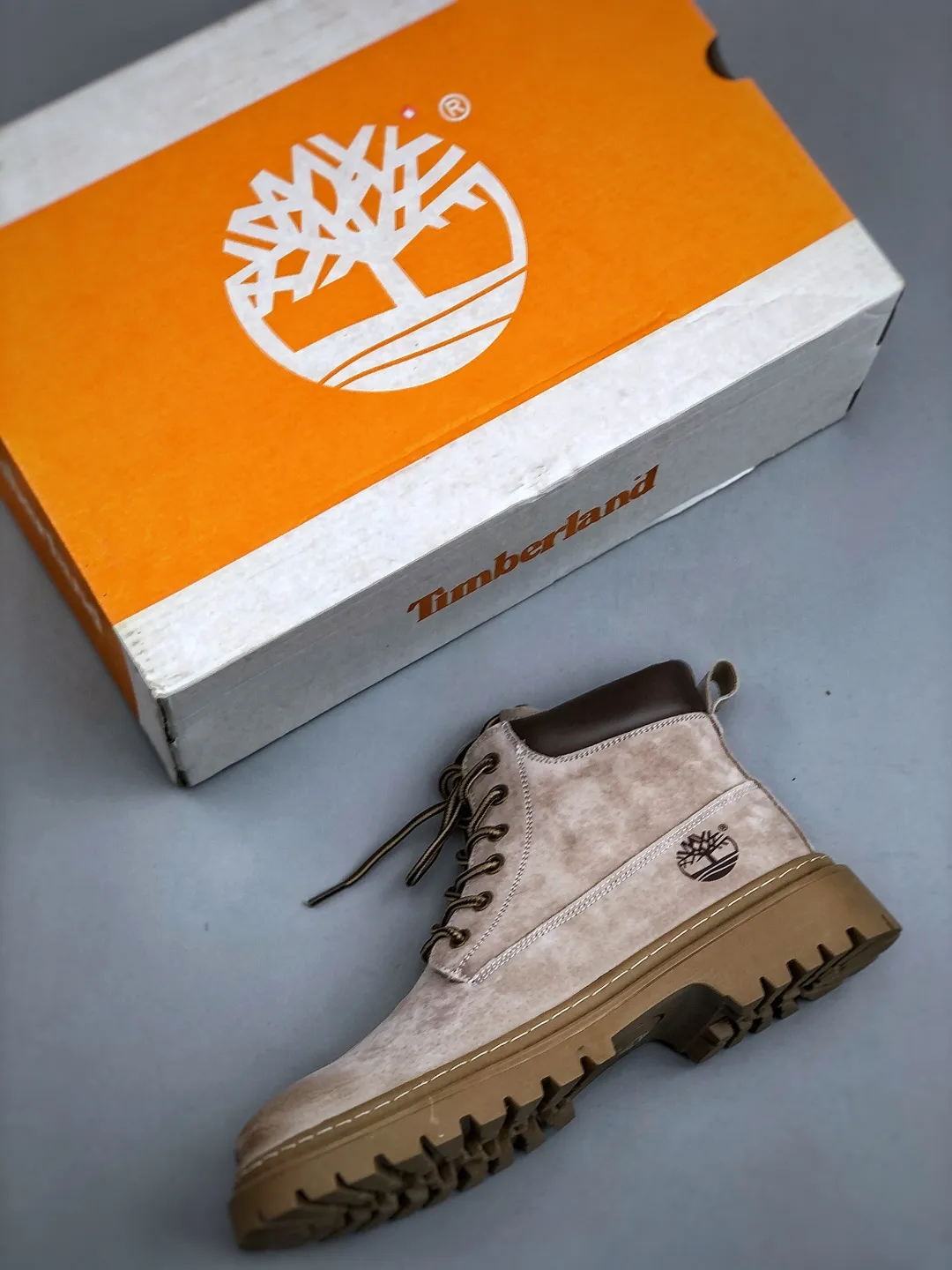 Local self-pickup💰560 Support store release New arrivals🚀Timberland Timberland outdoor mid-top casual rhubarb boots series Guangdong factory quality Original box original packaging The fabric is made of Italian 🇮🇹 top-grade frosted fine-grained cowhide with anti-odor and anti-corrosion genuine leather latex insoles to give you a perfect wearing experience High-quality and durable, a must-have for sportsmen Specially designed to treat those who are not handsome High-quality feet feel first-class Size: 38-44 (leather shoe size)